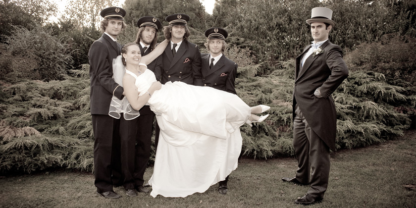 photographie de mariage : un groupe porte la mariée